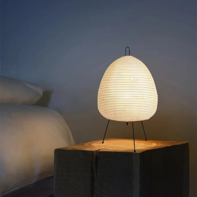 Japanische LED-Tischlampe aus Reispapier mit modernem dreibeinigem Fuß