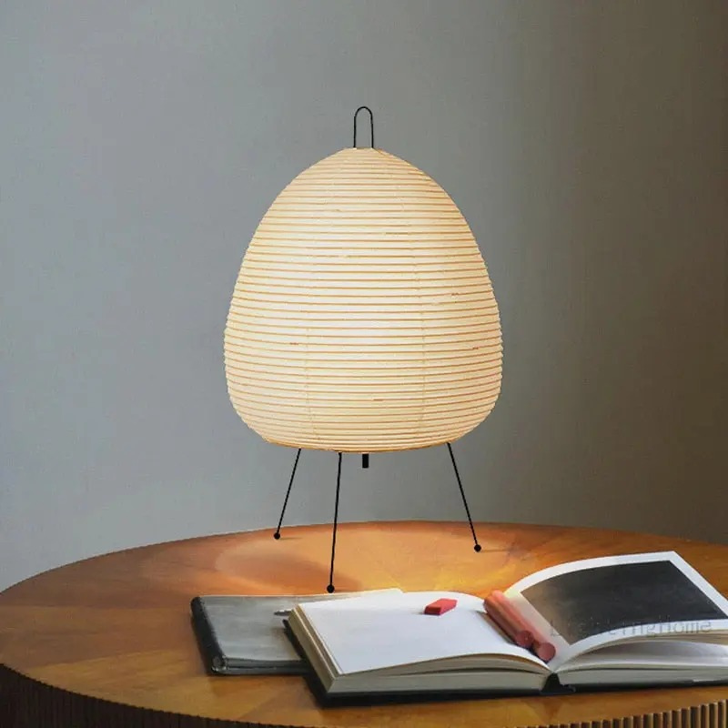 Japanische LED-Tischlampe aus Reispapier mit modernem dreibeinigem Fuß
