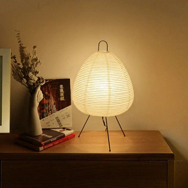 Japanische LED-Tischlampe aus Reispapier mit modernem dreibeinigem Fuß