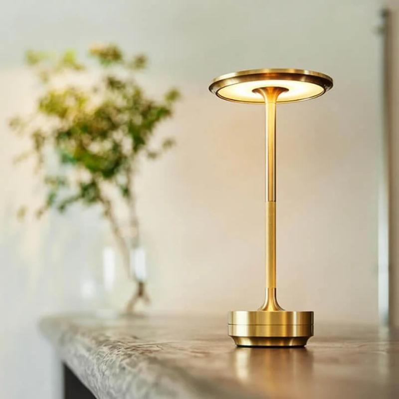 Elegante kabellose LED-Tischlampe auf einem Holzregal, die einen gemütlichen Innenraum sanft beleuchtet