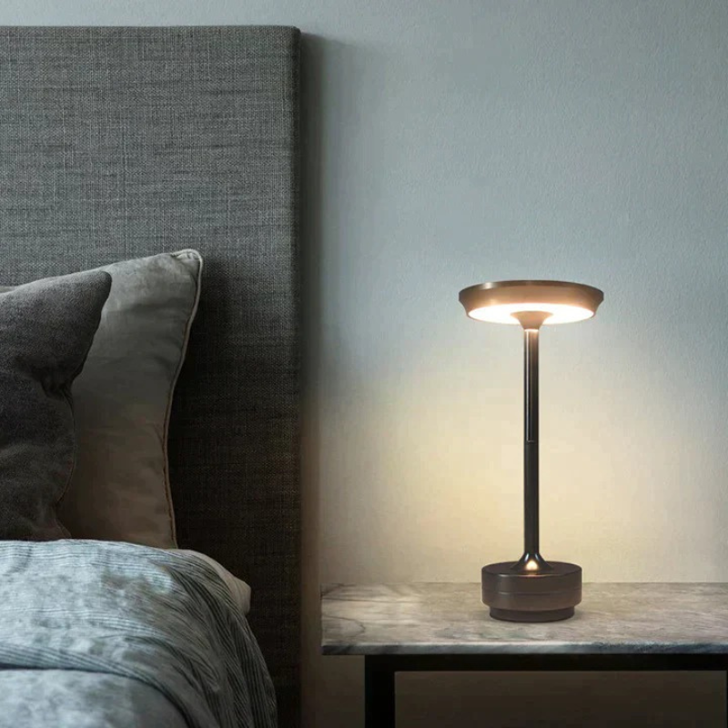 Elegante kabellose LED-Tischlampe auf einem Holzregal, die einen gemütlichen Innenraum sanft beleuchtet