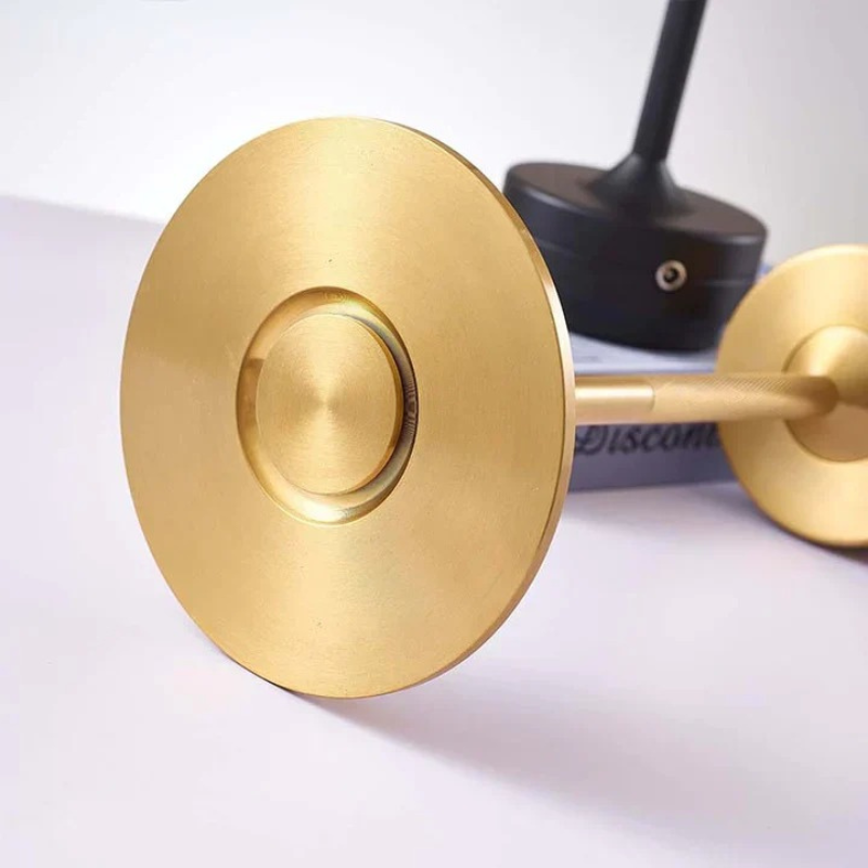 Elegante kabellose LED-Tischlampe auf einem Holzregal, die einen gemütlichen Innenraum sanft beleuchtet