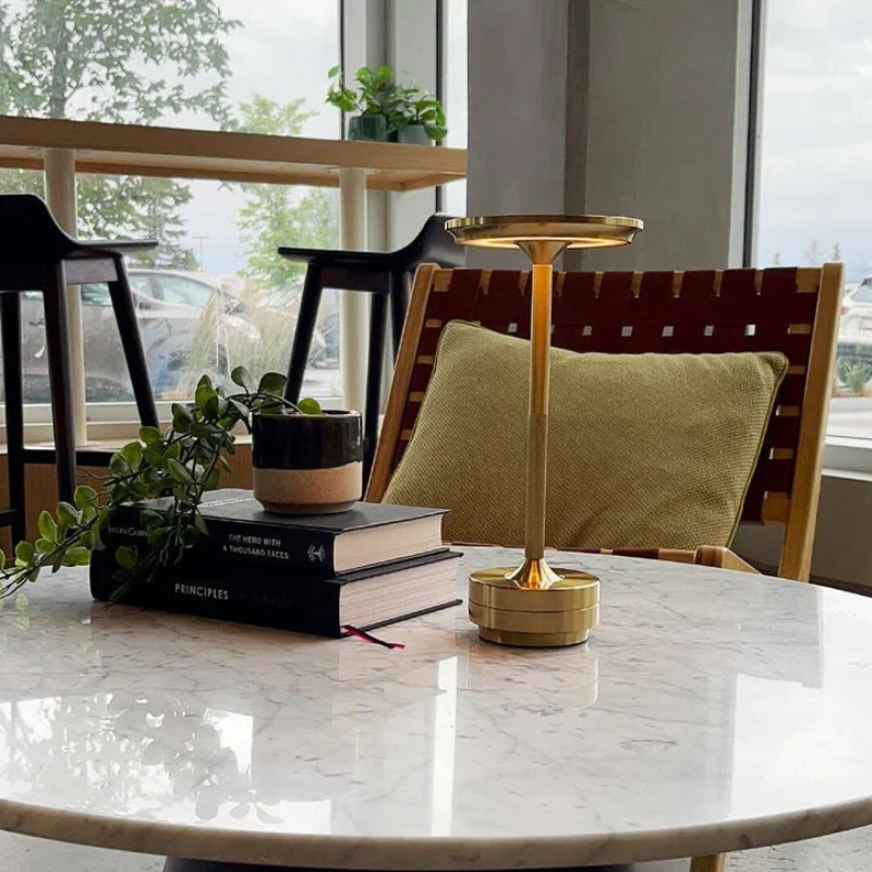 Elegante kabellose LED-Tischlampe auf einem Holzregal, die einen gemütlichen Innenraum sanft beleuchtet