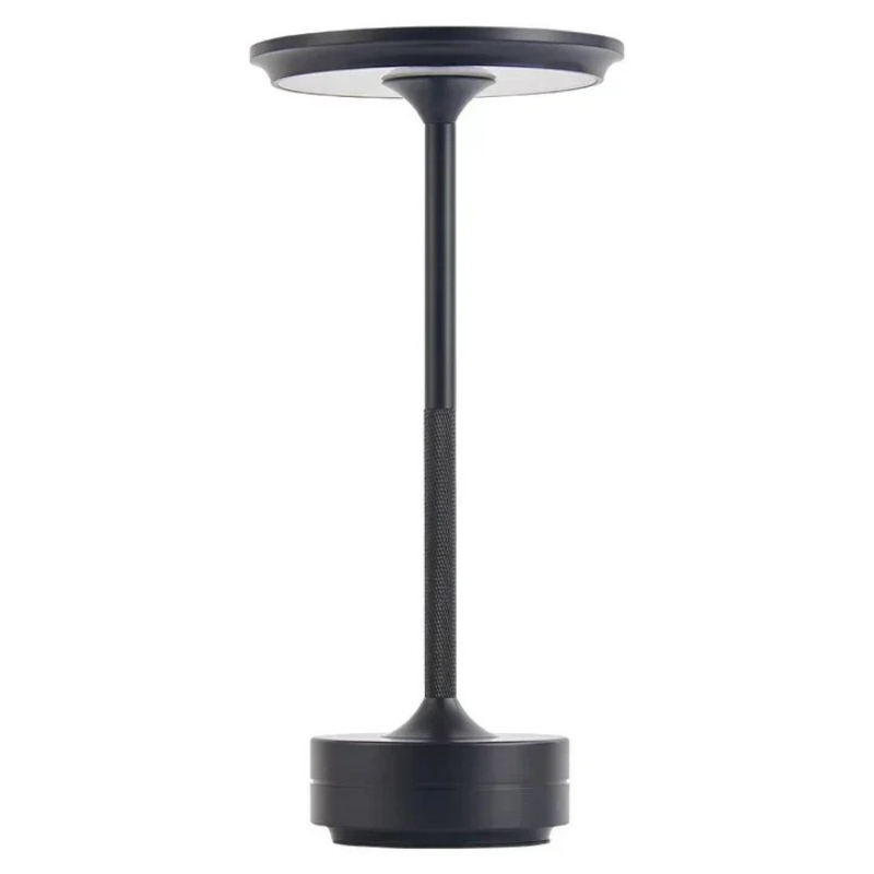 Elegante kabellose LED-Tischlampe auf einem Holzregal, die einen gemütlichen Innenraum sanft beleuchtet