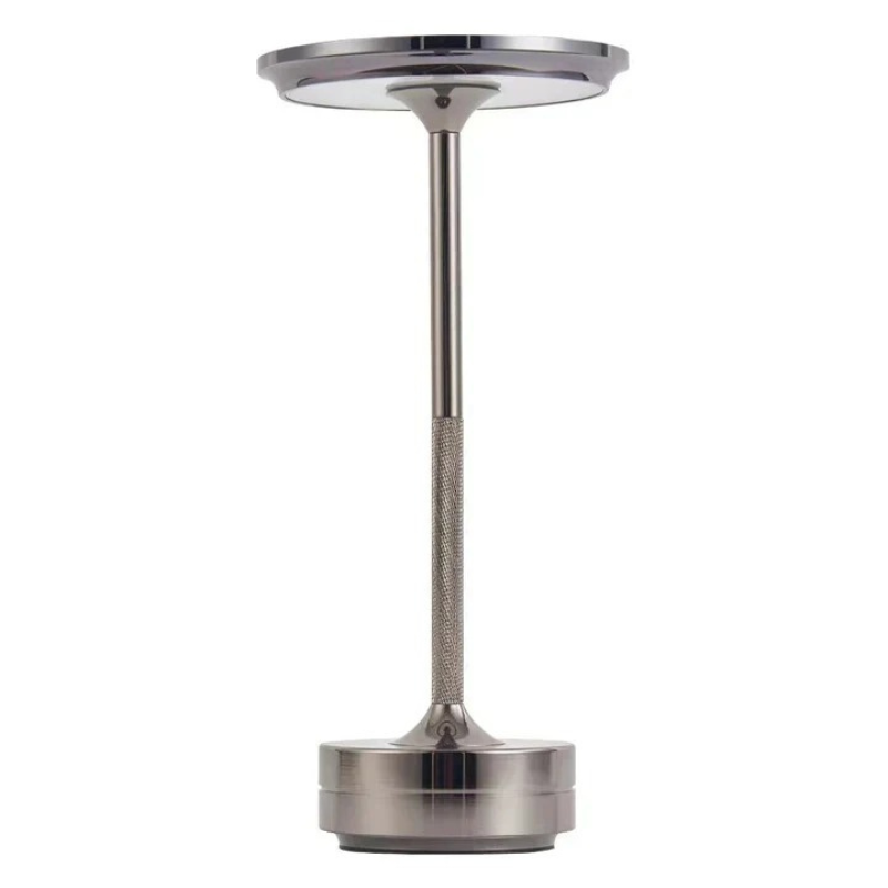 Elegante kabellose LED-Tischlampe auf einem Holzregal, die einen gemütlichen Innenraum sanft beleuchtet