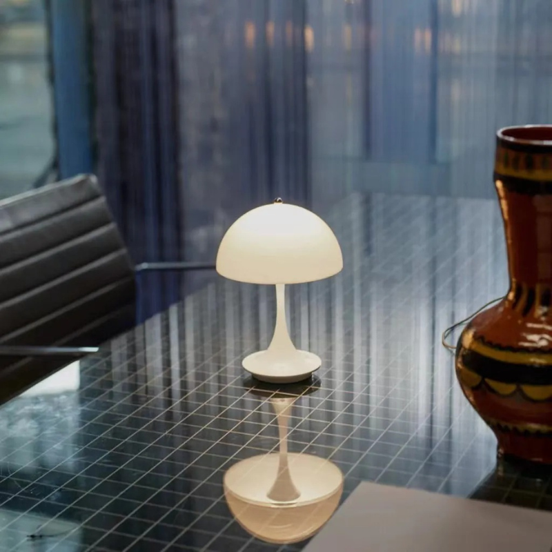 Moderne kabellose Tischleuchte mit warmem LED-Licht