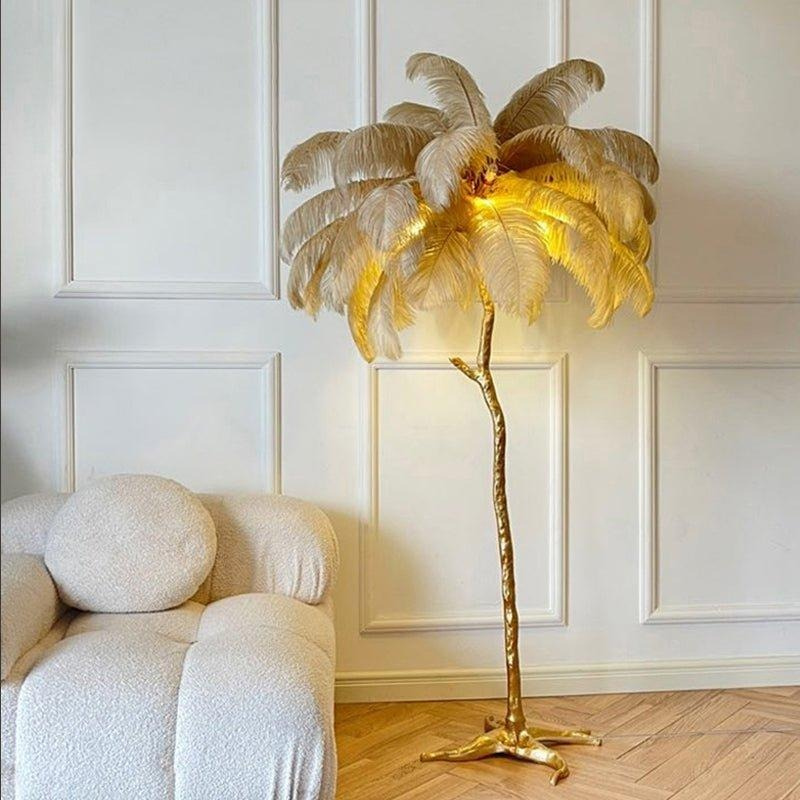 Luxuriöse flauschige Stehlampe mit Federschirm und LED-Beleuchtung, moderne dekorative Lampe für Wohnzimmer oder Schlafzimmer.
