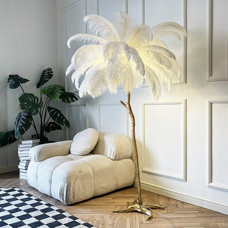 Luxuriöse flauschige Stehlampe mit Federschirm und LED-Beleuchtung, moderne dekorative Lampe für Wohnzimmer oder Schlafzimmer.
