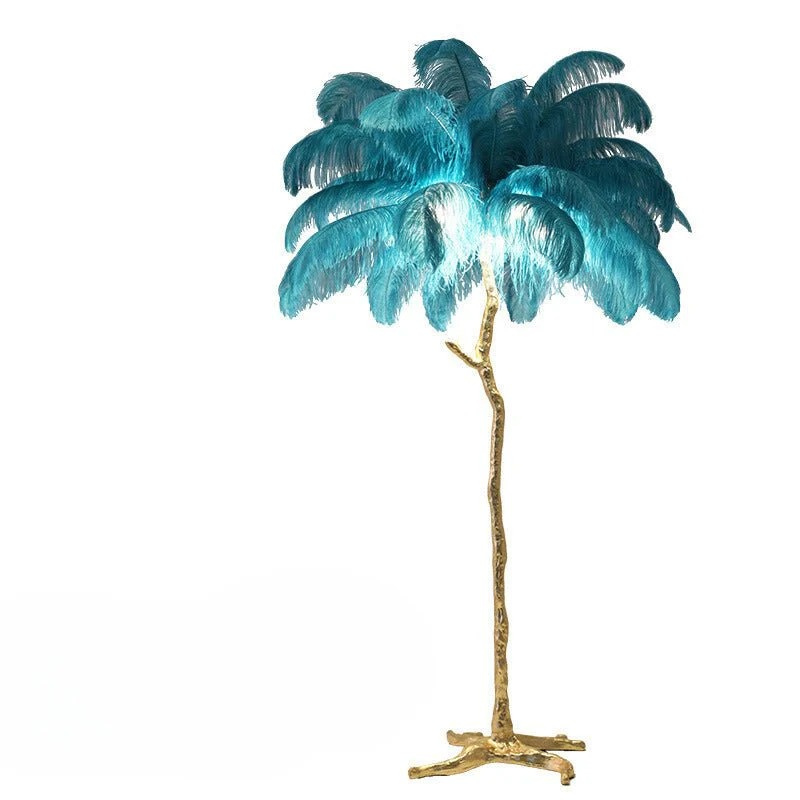 Luxuriöse flauschige Stehlampe mit Federschirm und LED-Beleuchtung, moderne dekorative Lampe für Wohnzimmer oder Schlafzimmer.
