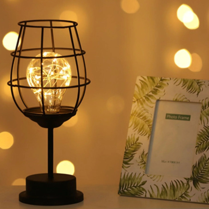 Luxuriöse kabellose LED-Lampe mit modernem Stahl-Design, batteriebetrieben, tragbar für Wohnzimmer oder Esstisch.