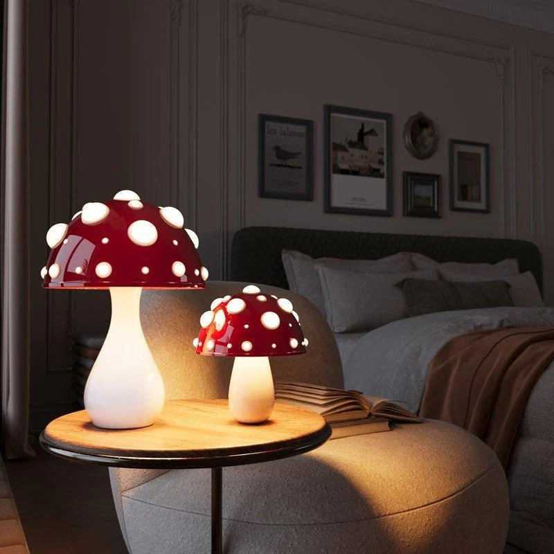 Zwei pilzförmige Tischlampen, eine große drahtgebundene und eine kleine drahtlose, die auf einem Regal sanft leuchten