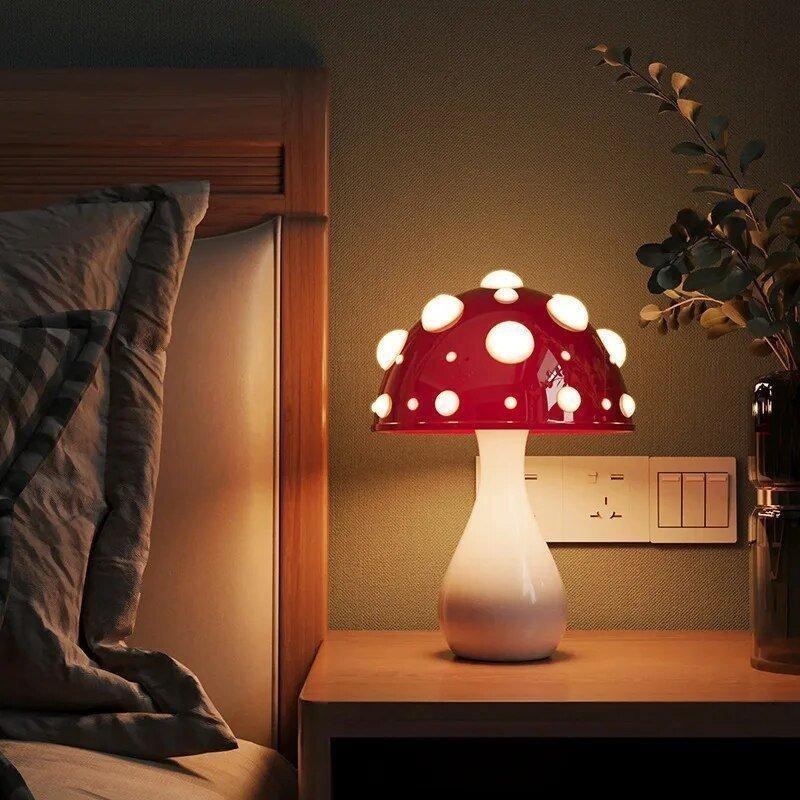 Zwei pilzförmige Tischlampen, eine große drahtgebundene und eine kleine drahtlose, die auf einem Regal sanft leuchten