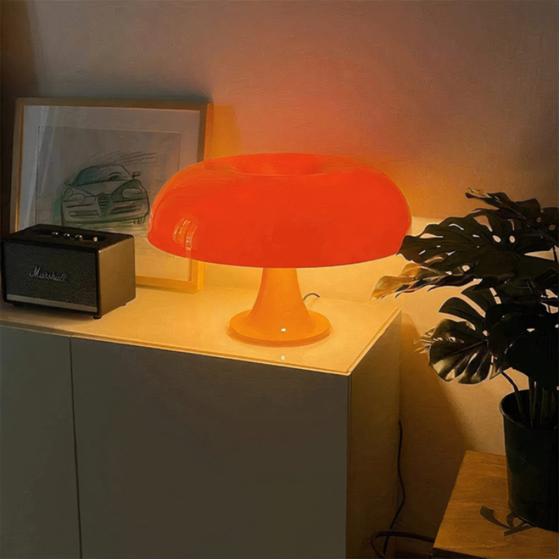 Minimalistische LED-Tischleuchte in Pilzform mit dimmbarem, warmem Licht im nordischen Mid-Century-Stil