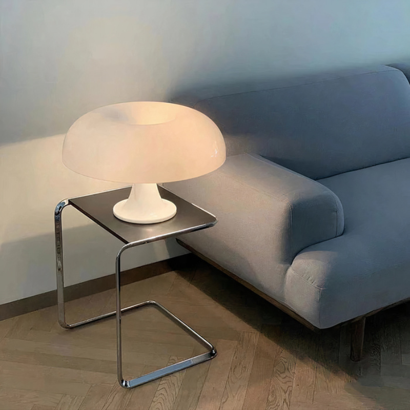Minimalistische LED-Tischleuchte in Pilzform mit dimmbarem, warmem Licht im nordischen Mid-Century-Stil