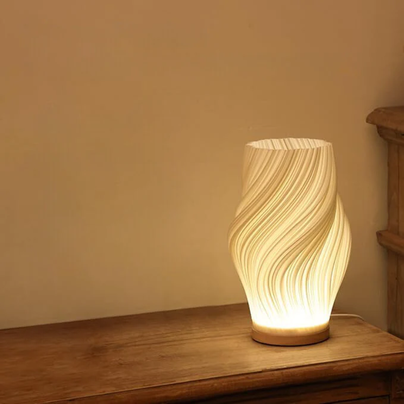 Cremefarbene moderne LED-Tischleuchte mit Metallfuß und 3D-Wellendesign