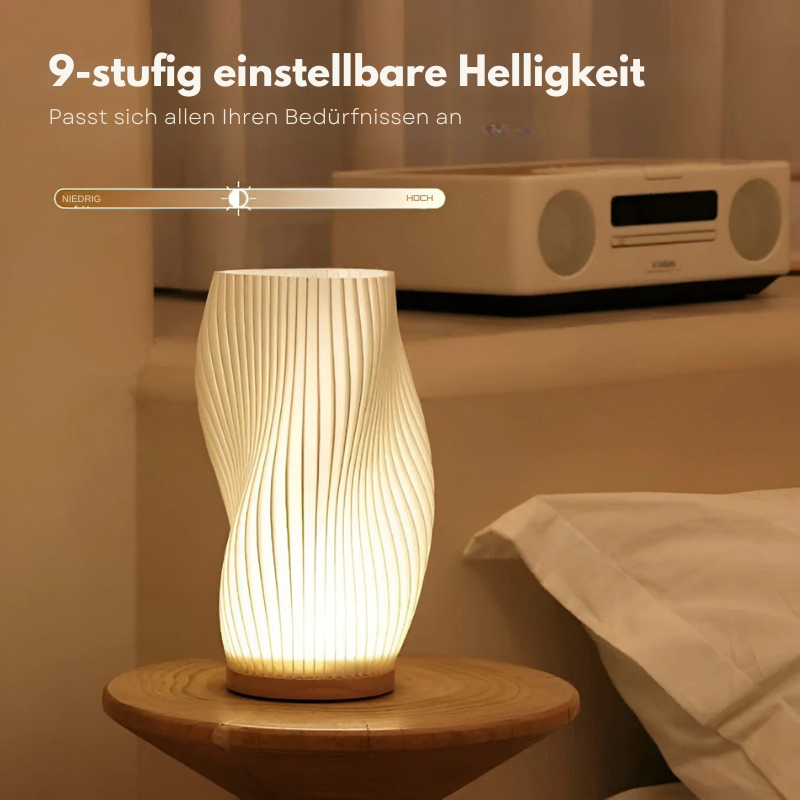 Cremefarbene moderne LED-Tischleuchte mit Metallfuß und 3D-Wellendesign