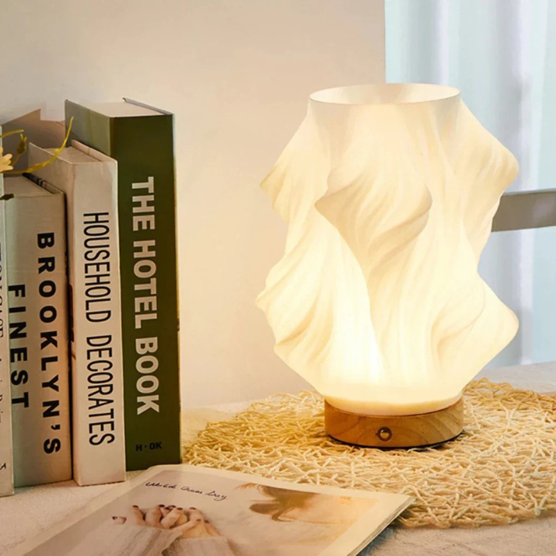 Cremefarbene moderne LED-Tischleuchte mit Metallfuß und 3D-Wellendesign