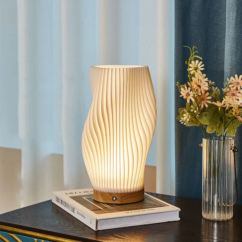 Cremefarbene moderne LED-Tischleuchte mit Metallfuß und 3D-Wellendesign