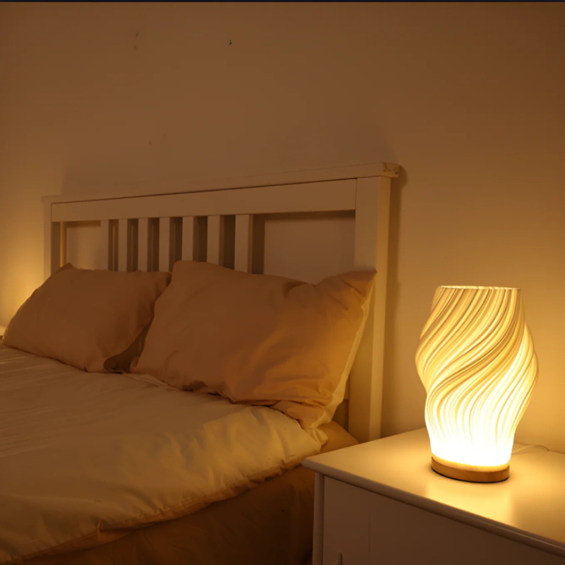 Cremefarbene moderne LED-Tischleuchte mit Metallfuß und 3D-Wellendesign