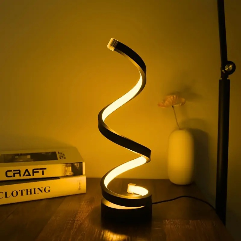 Moderne spiralförmige LED-Tischlampe, die auf einem hölzernen Beistelltisch in einem gemütlichen Interieur warm leuchtet