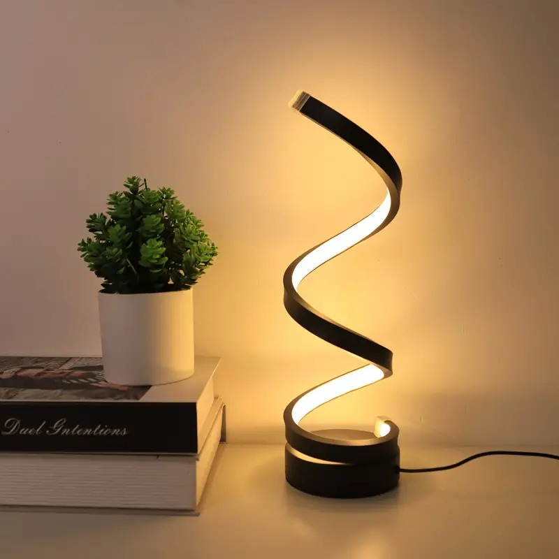 Moderne spiralförmige LED-Tischlampe, die auf einem hölzernen Beistelltisch in einem gemütlichen Interieur warm leuchtet
