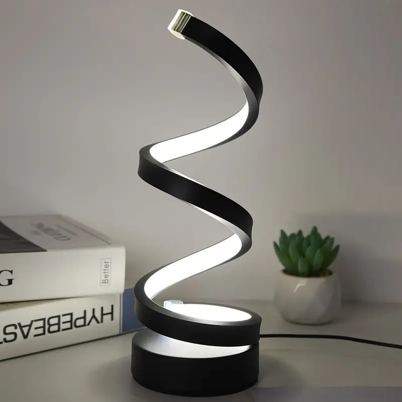 Moderne spiralförmige LED-Tischlampe, die auf einem hölzernen Beistelltisch in einem gemütlichen Interieur warm leuchtet