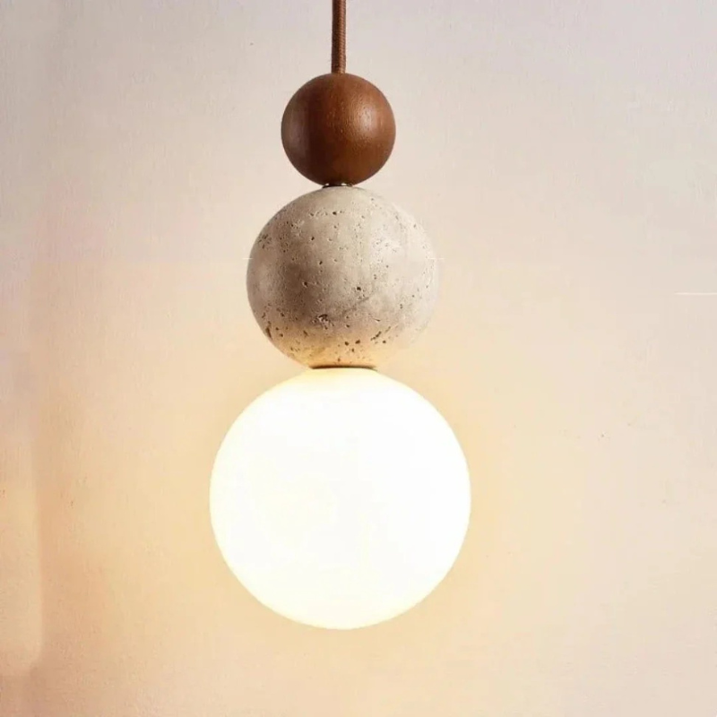 Moderne Pendelleuchte aus Travertin und Mahagoni mit warmem Licht, an einer Schnur aufgehängt, geeignet für Wohn- oder Essbereiche.