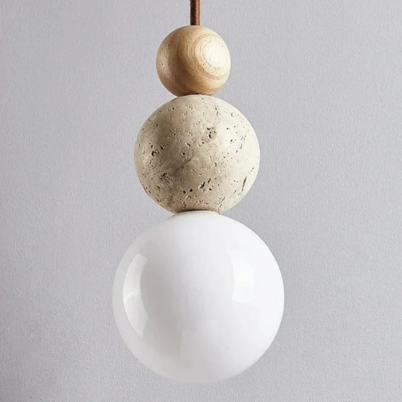 Moderne Pendelleuchte aus Travertin und Mahagoni mit warmem Licht, an einer Schnur aufgehängt, geeignet für Wohn- oder Essbereiche.