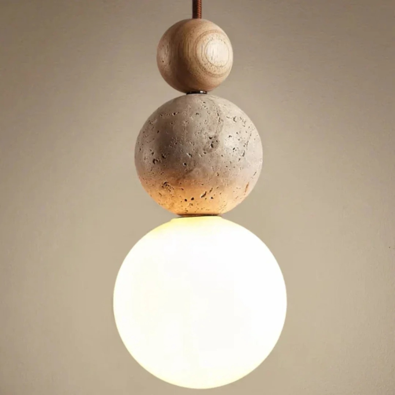 Moderne Pendelleuchte aus Travertin und Mahagoni mit warmem Licht, an einer Schnur aufgehängt, geeignet für Wohn- oder Essbereiche.