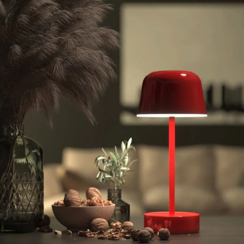 Elegante, moderne, kabellose Tischleuchte mit warmem, verstellbarem LED-Licht in Metalloptik, ideal zum Lesen oder als Raumbeleuchtung.