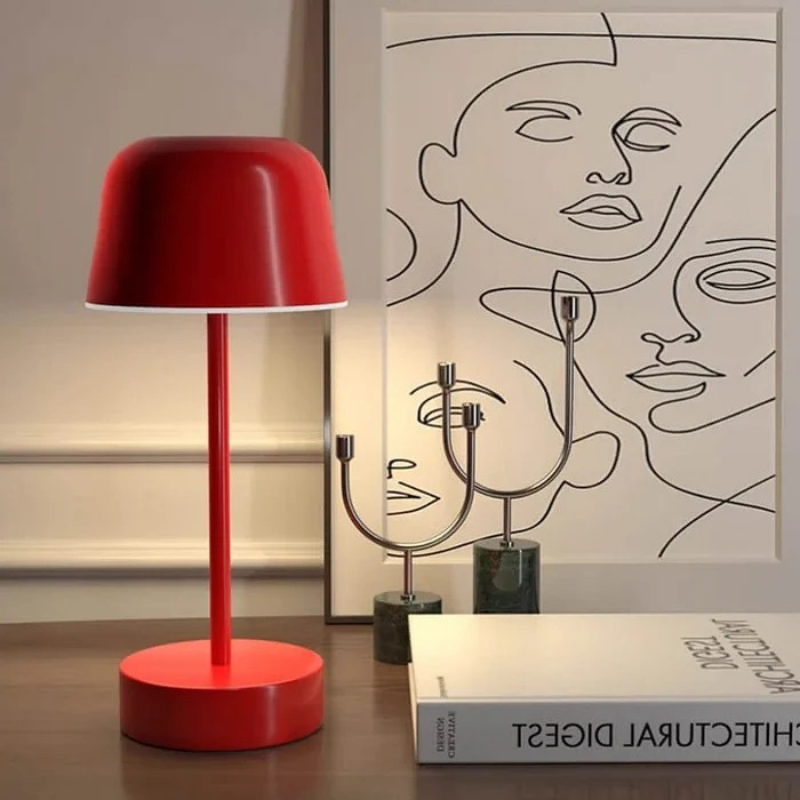 Elegante, moderne, kabellose Tischleuchte mit warmem, verstellbarem LED-Licht in Metalloptik, ideal zum Lesen oder als Raumbeleuchtung.