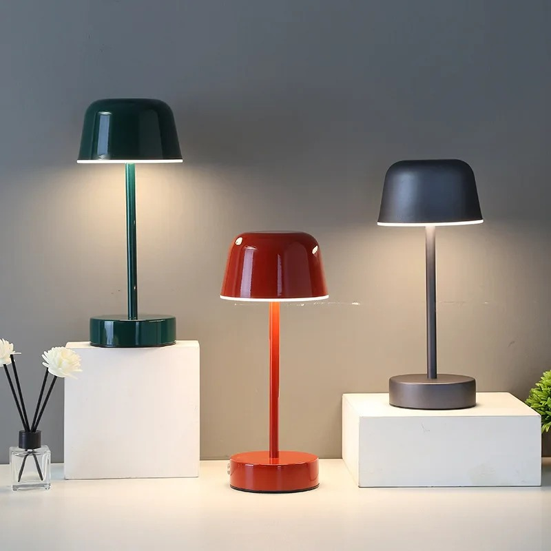 Elegante, moderne, kabellose Tischleuchte mit warmem, verstellbarem LED-Licht in Metalloptik, ideal zum Lesen oder als Raumbeleuchtung.