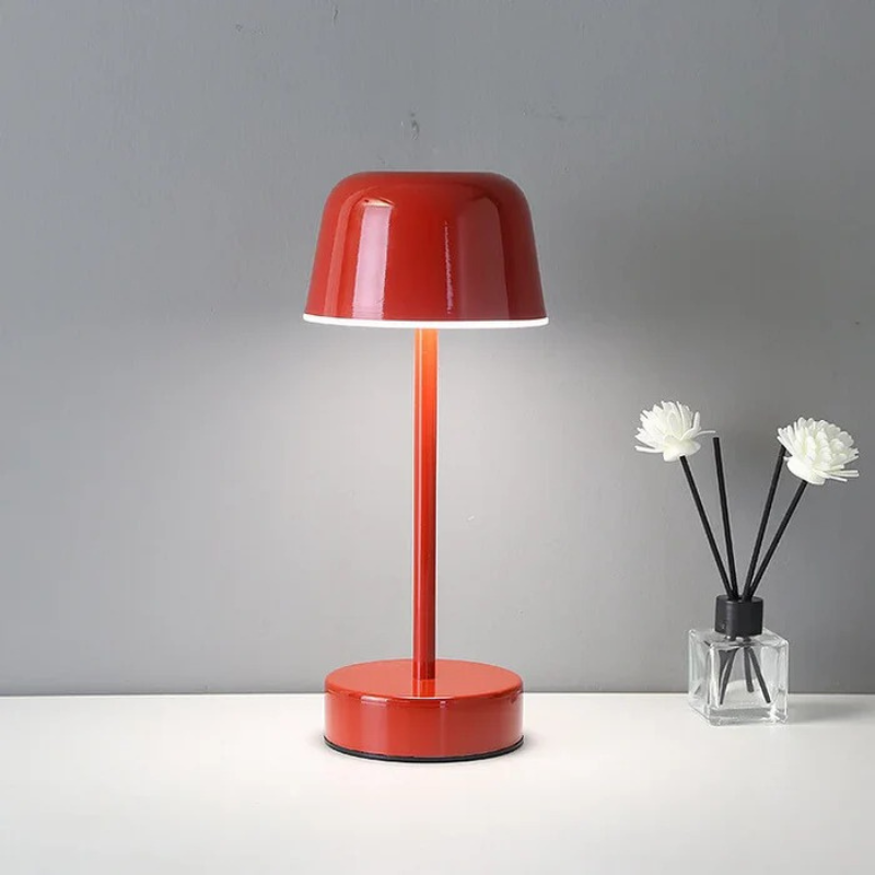 Elegante, moderne, kabellose Tischleuchte mit warmem, verstellbarem LED-Licht in Metalloptik, ideal zum Lesen oder als Raumbeleuchtung.