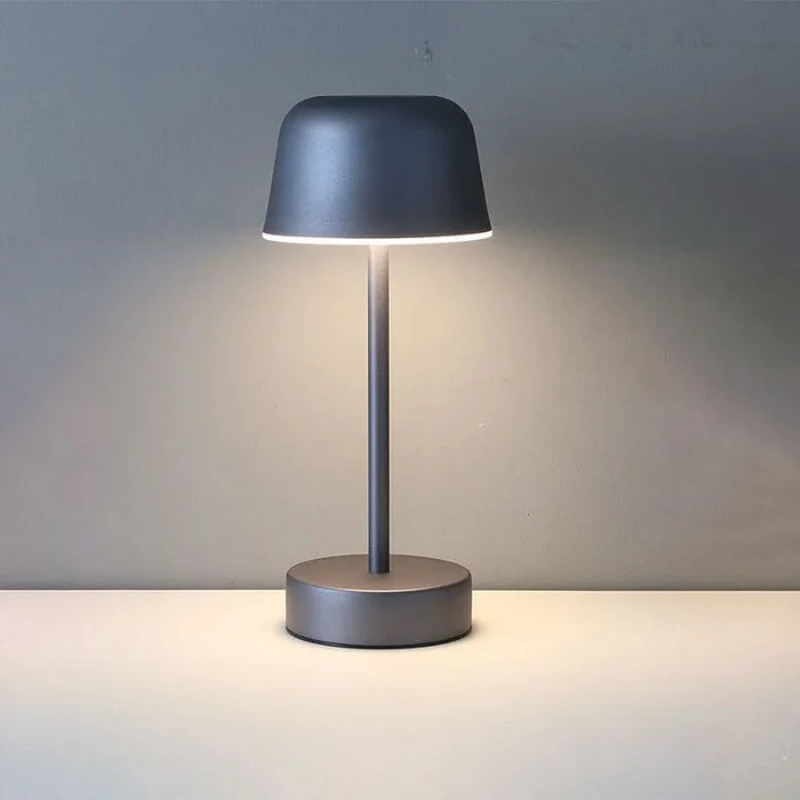 Elegante, moderne, kabellose Tischleuchte mit warmem, verstellbarem LED-Licht in Metalloptik, ideal zum Lesen oder als Raumbeleuchtung.