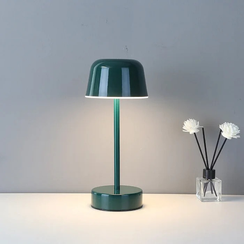 Elegante, moderne, kabellose Tischleuchte mit warmem, verstellbarem LED-Licht in Metalloptik, ideal zum Lesen oder als Raumbeleuchtung.