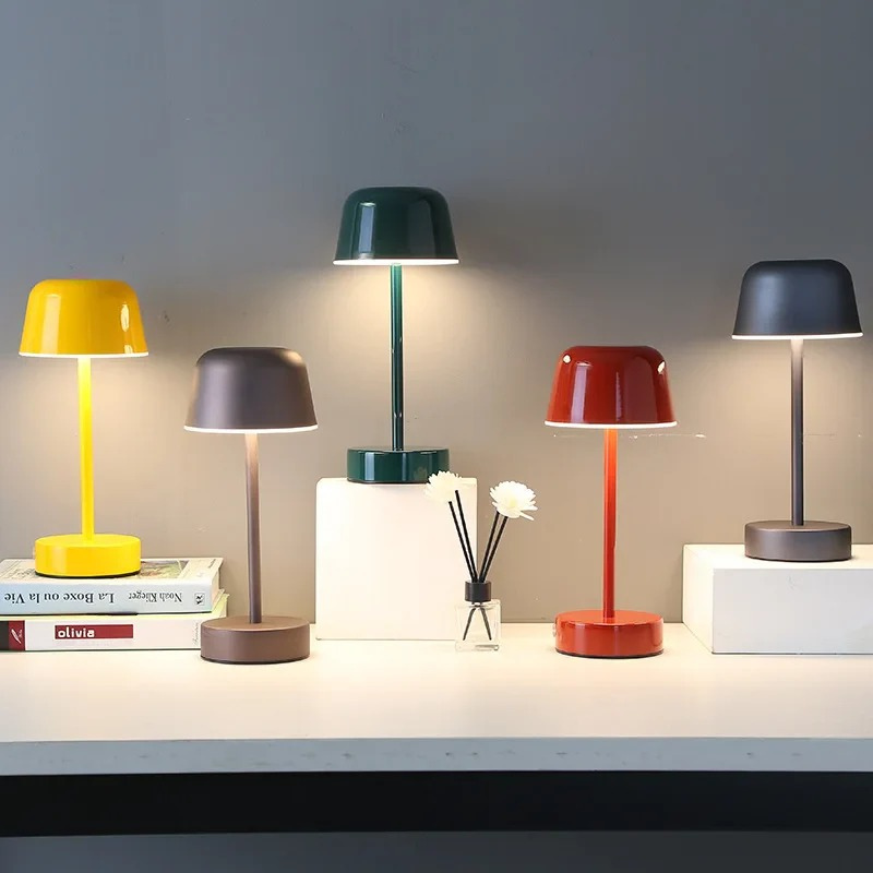 Elegante, moderne, kabellose Tischleuchte mit warmem, verstellbarem LED-Licht in Metalloptik, ideal zum Lesen oder als Raumbeleuchtung.