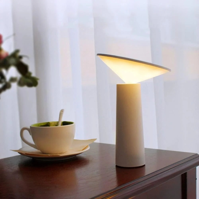 Moderne dimmbare LED-Tischleuchte mit drehbarem und neigbarem Schirm, wiederaufladbares kabelloses Design.