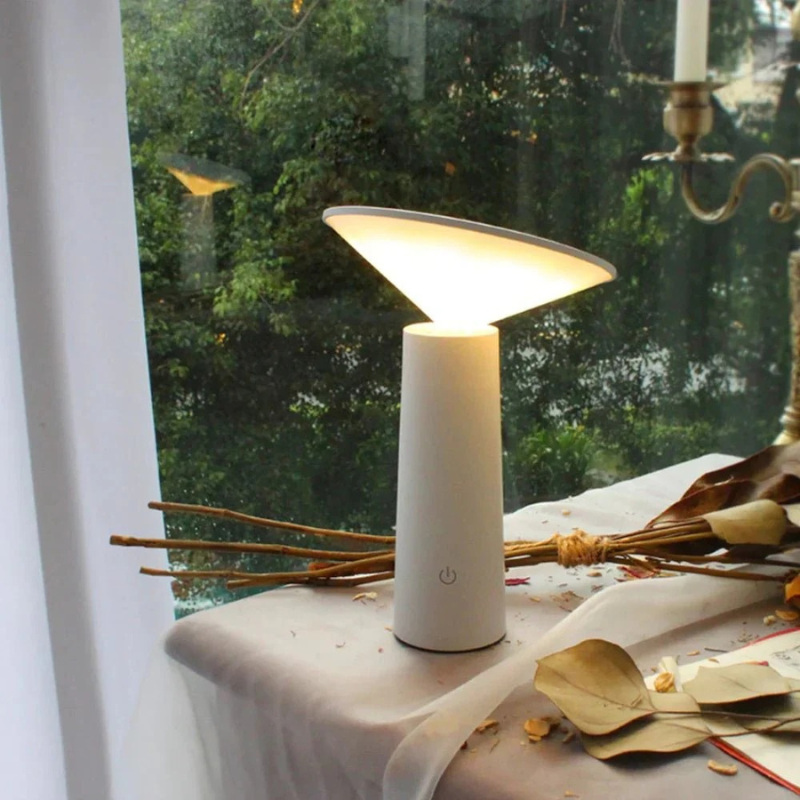 Moderne dimmbare LED-Tischleuchte mit drehbarem und neigbarem Schirm, wiederaufladbares kabelloses Design.