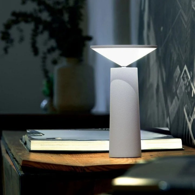 Moderne dimmbare LED-Tischleuchte mit drehbarem und neigbarem Schirm, wiederaufladbares kabelloses Design.