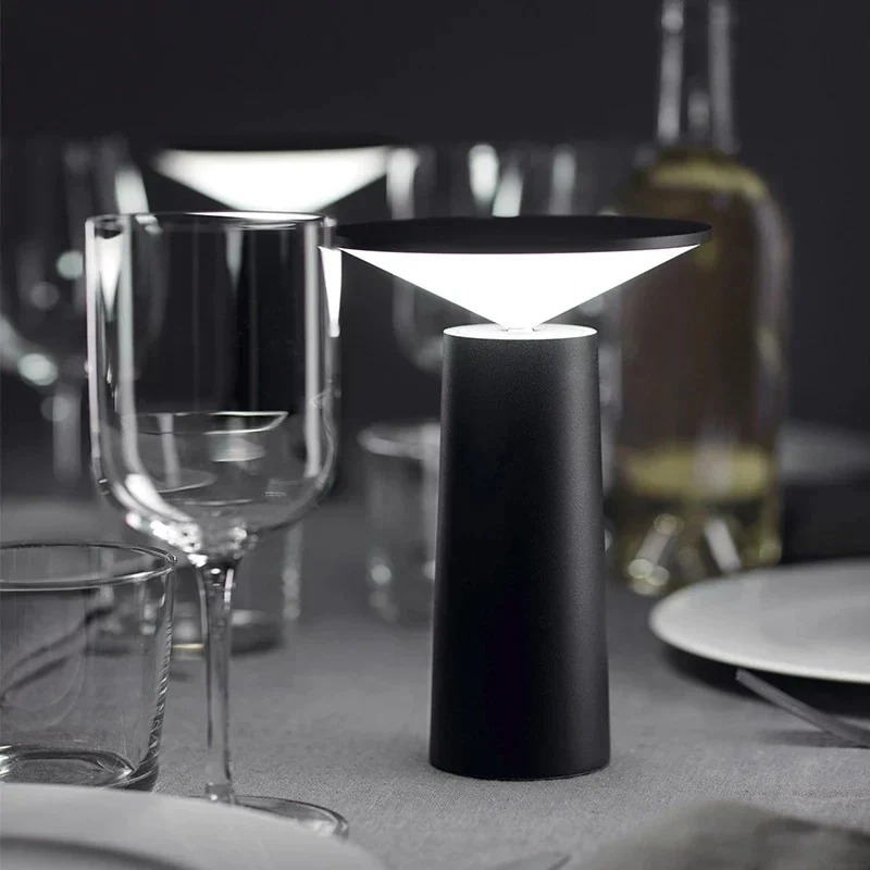 Moderne dimmbare LED-Tischleuchte mit drehbarem und neigbarem Schirm, wiederaufladbares kabelloses Design.
