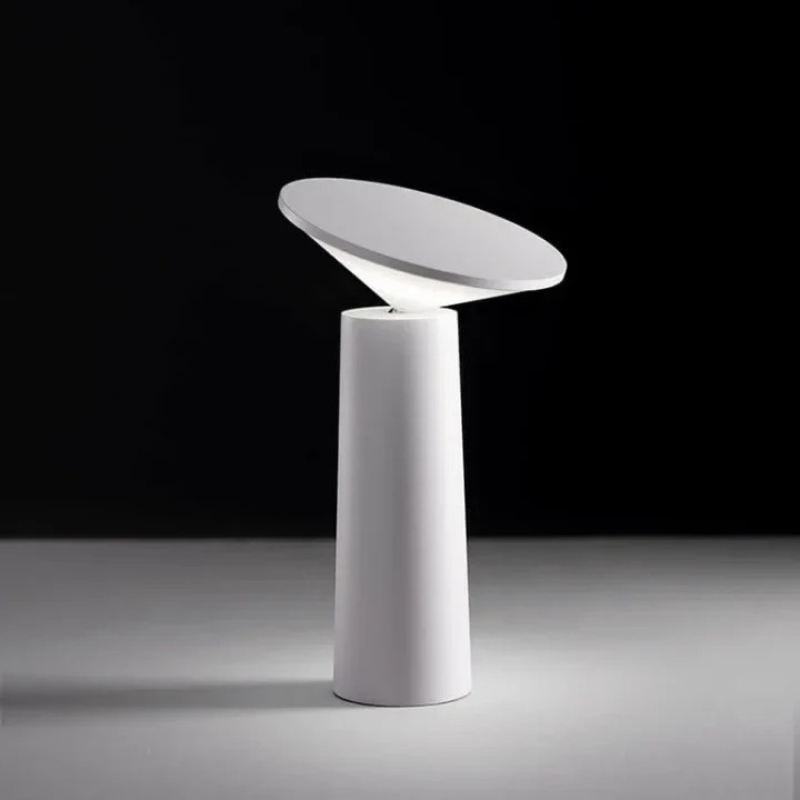 Moderne dimmbare LED-Tischleuchte mit drehbarem und neigbarem Schirm, wiederaufladbares kabelloses Design.