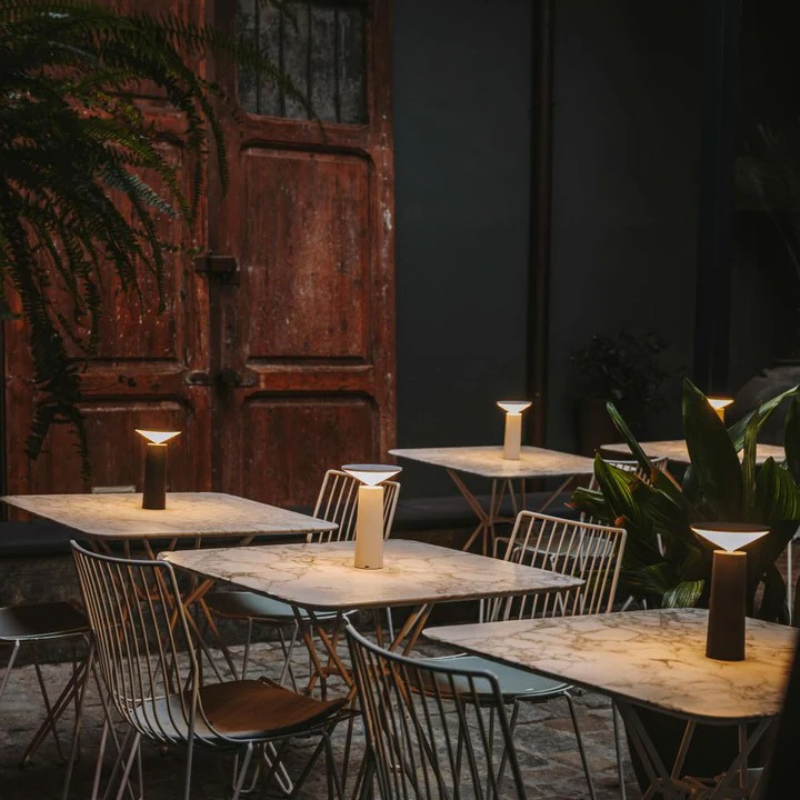 Moderne dimmbare LED-Tischleuchte mit drehbarem und neigbarem Schirm, wiederaufladbares kabelloses Design.