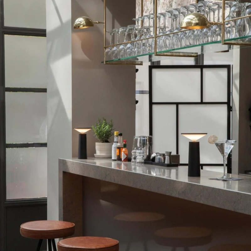 Moderne dimmbare LED-Tischleuchte mit drehbarem und neigbarem Schirm, wiederaufladbares kabelloses Design.