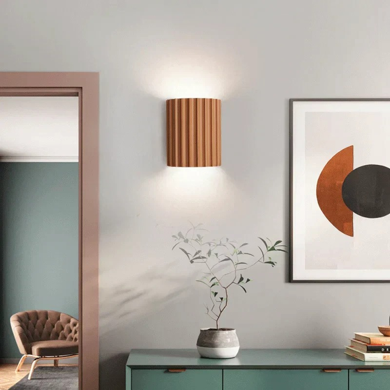 Wandleuchte aus Kunstharz mit modernem, künstlerischem Design und warmem LED-Licht