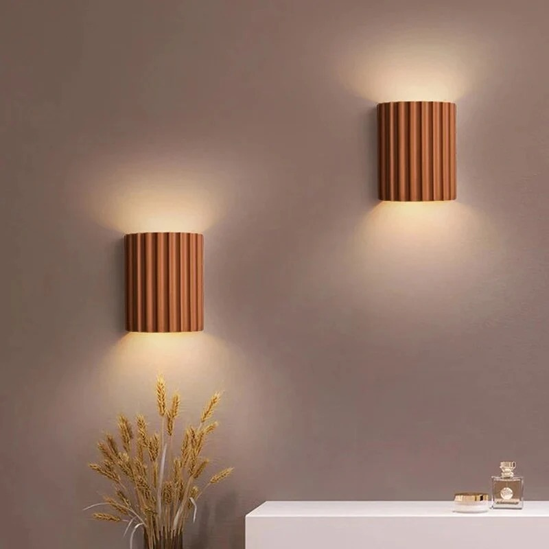 Wandleuchte aus Kunstharz mit modernem, künstlerischem Design und warmem LED-Licht