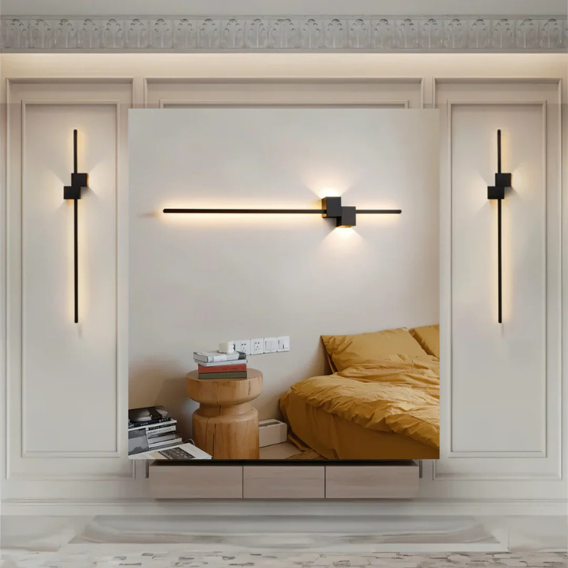 Moderne minimalistische LED-Wandleuchte in Schwarz, Weiß und Gold, die warmes weißes Licht für elegante Innenräume spendet.