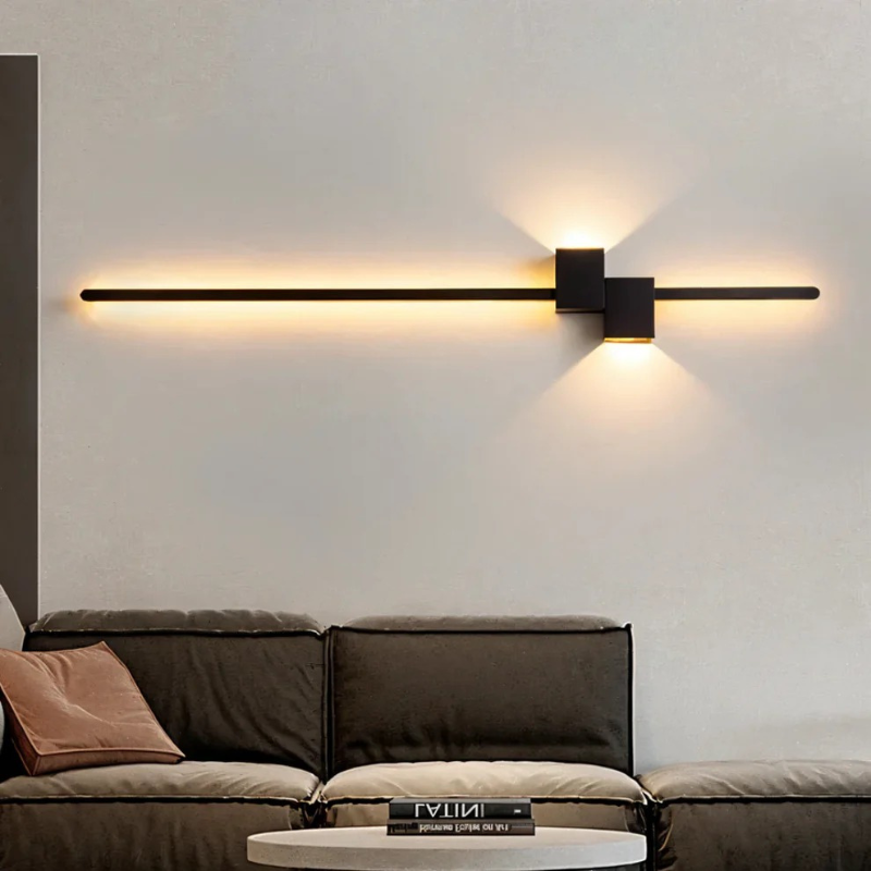 Moderne minimalistische LED-Wandleuchte in Schwarz, Weiß und Gold, die warmes weißes Licht für elegante Innenräume spendet.