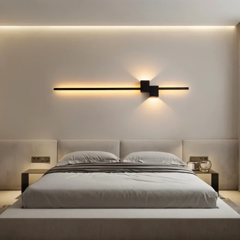 Moderne minimalistische LED-Wandleuchte in Schwarz, Weiß und Gold, die warmes weißes Licht für elegante Innenräume spendet.