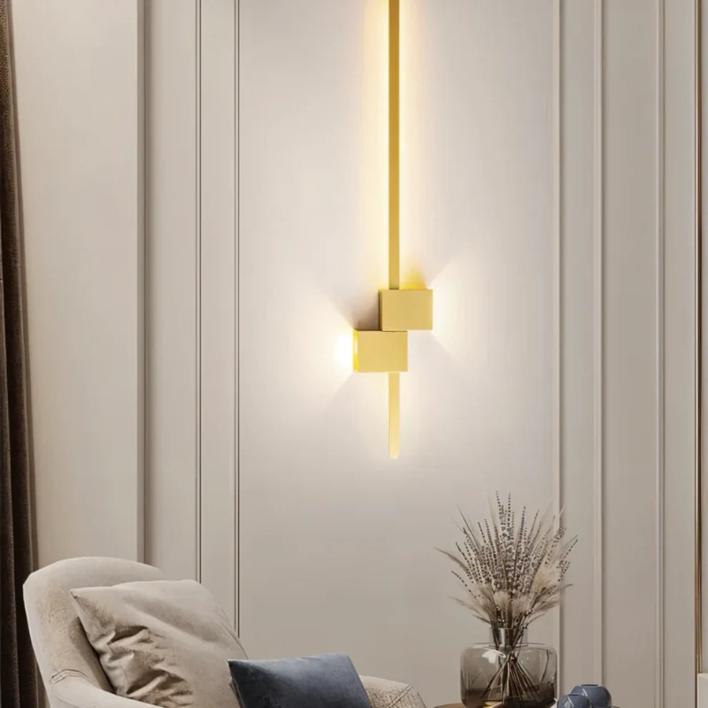 Moderne minimalistische LED-Wandleuchte in Schwarz, Weiß und Gold, die warmes weißes Licht für elegante Innenräume spendet.