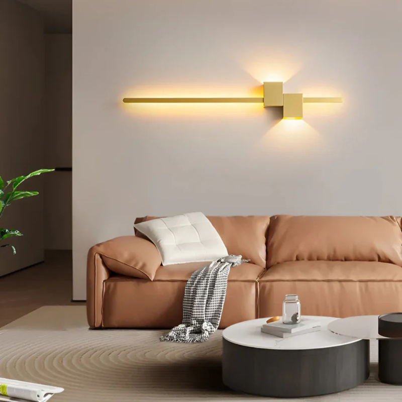 Moderne minimalistische LED-Wandleuchte in Schwarz, Weiß und Gold, die warmes weißes Licht für elegante Innenräume spendet.